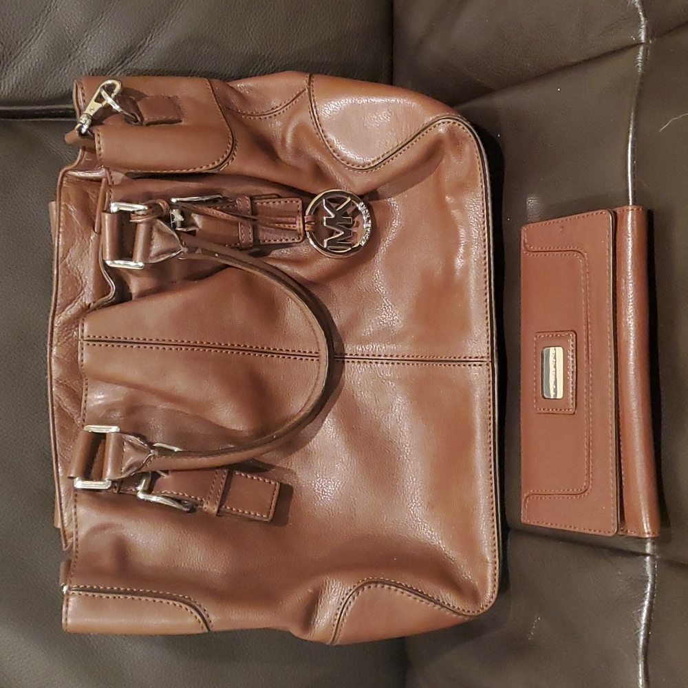 Set of hand bag and wallet